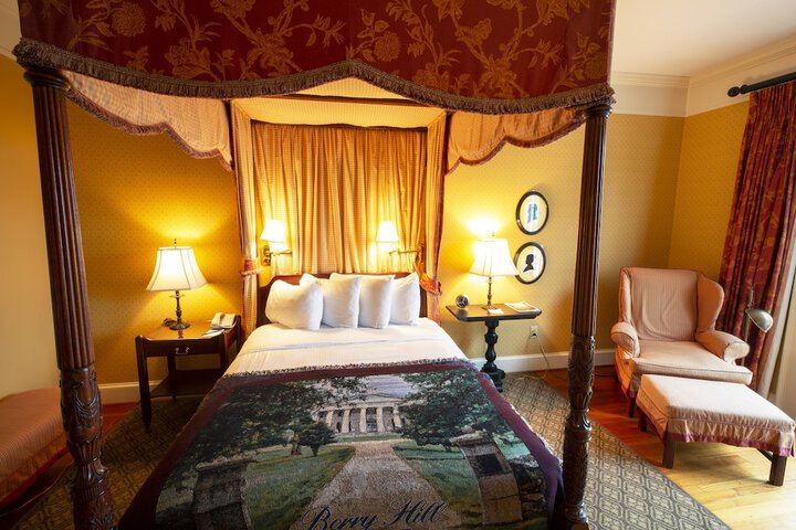 Deluxe Queen Bed (2 of 16)