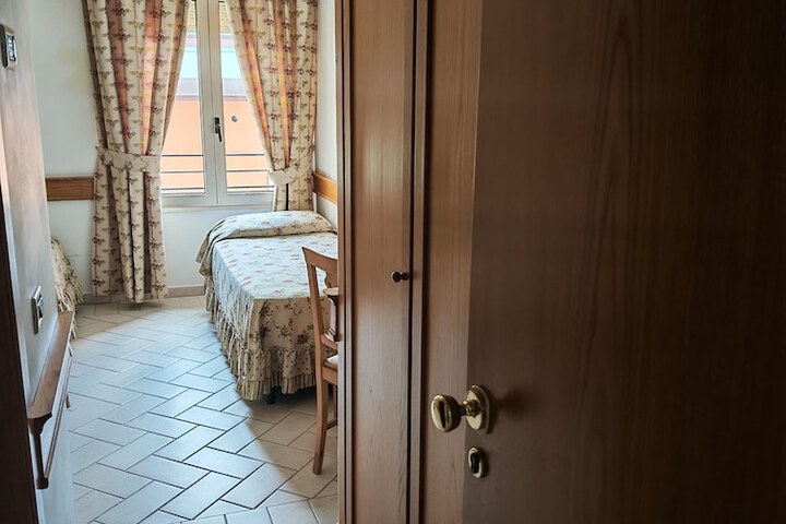 Room 14 of 28
