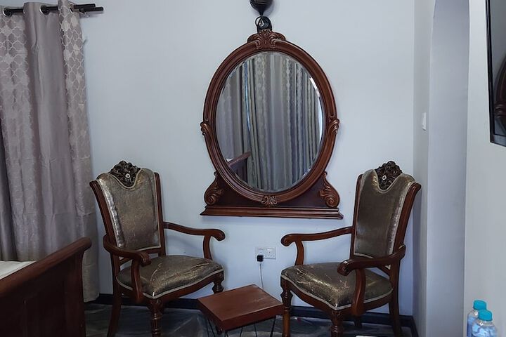 Room 4 of 8