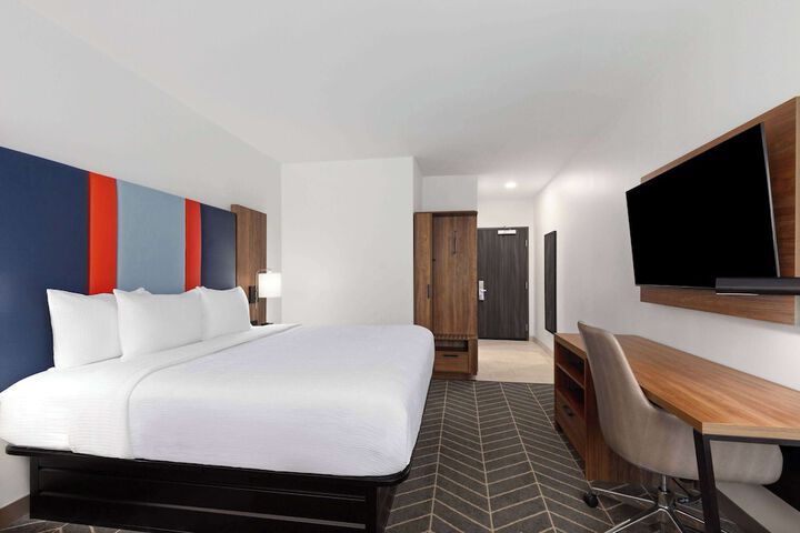 1 King Bed (12 of 14)