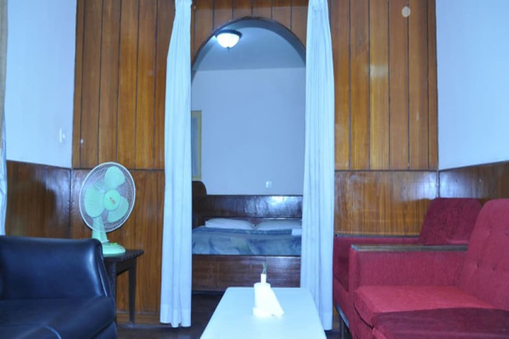 Room 6 of 12