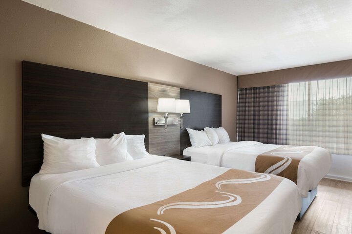 2 Queen Beds (2 of 6)