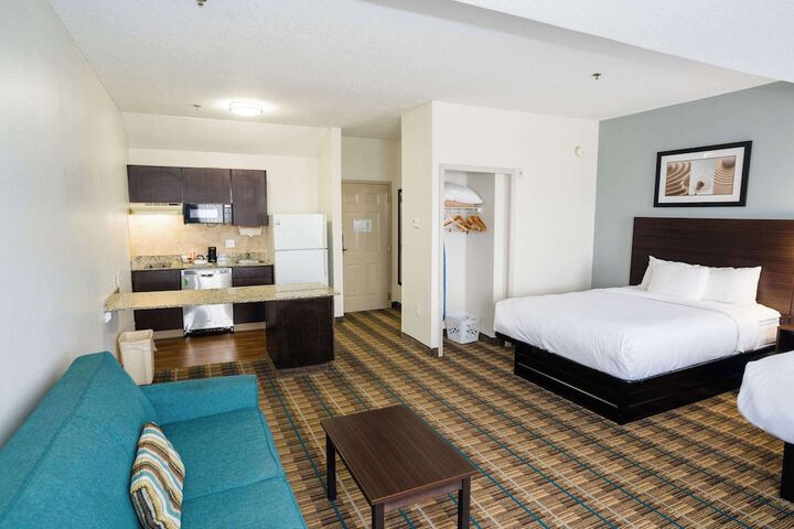 1 Queen Bed Suite (3 of 36)