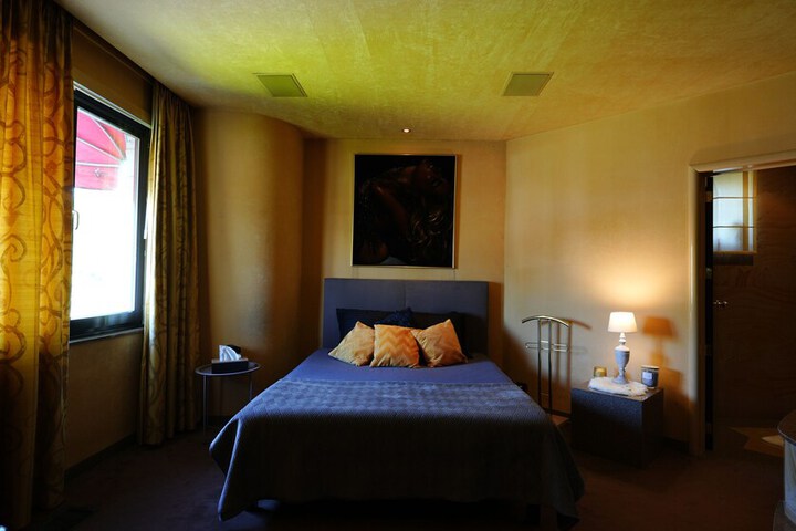 Room 6 of 20