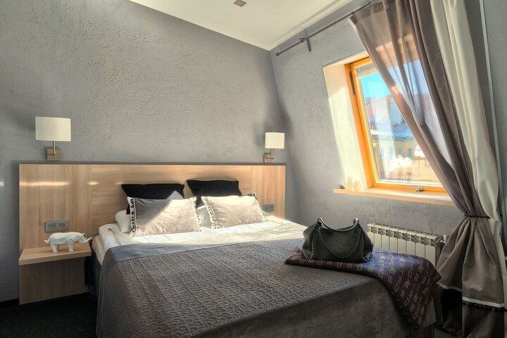 Room 6 of 50