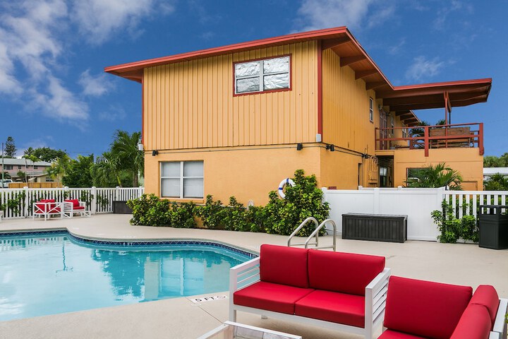 The Royal Inn Beach Hotel Hutchinson Island Fort Pierce Fl 222 Hernando 34949