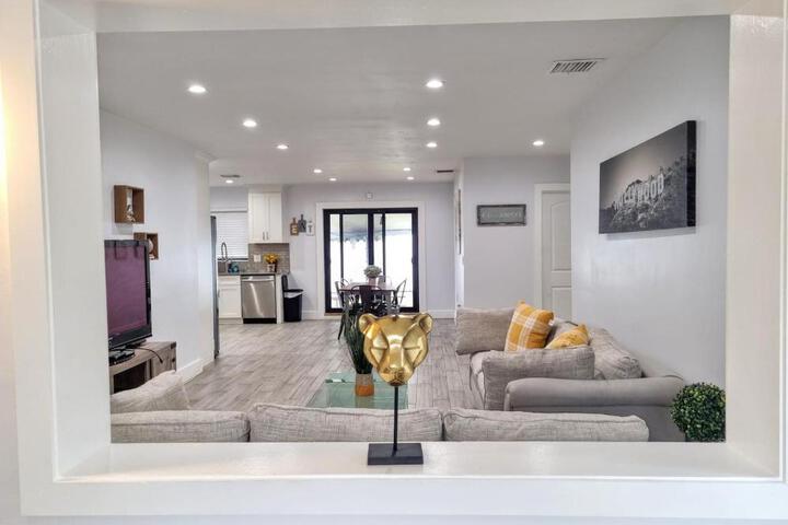 Downtown Hollywood - 3 miles to Beach - Sleeps 8 in Hollywood, FL