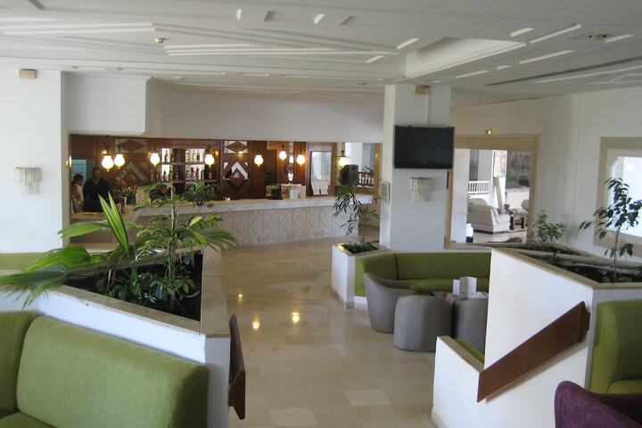 Lounge 18 of 30