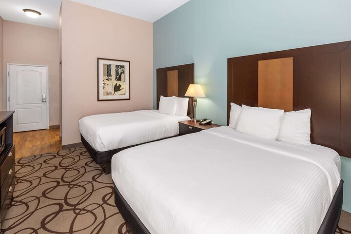 2 Queen Beds Lake Pool View (6 of 10)