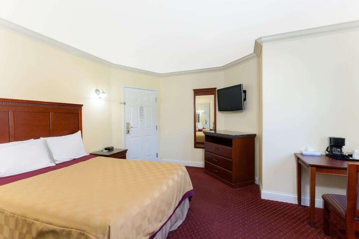 1 Queen Bed (5 of 16)