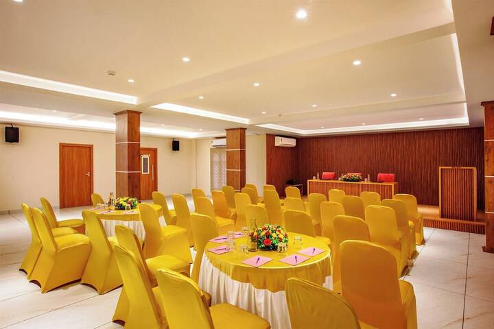 Ballroom/Hall 15 of 21