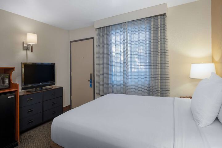 Deluxe Queen Bed (2 of 17)