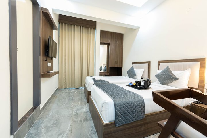 Room 6 of 16