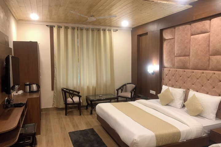 Room 12 of 33