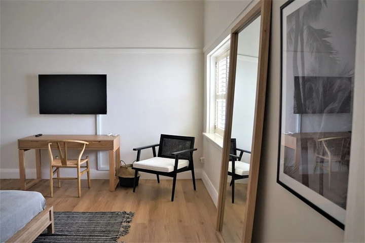 Room 4 of 18