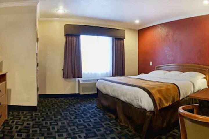 1 Queen Bed (6 of 16)