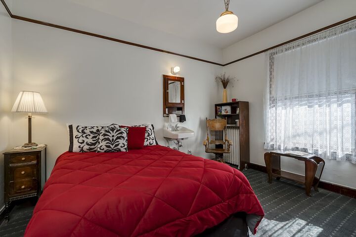 Room 10 of 42