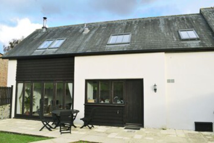 A beautiful conversion of a 400 year old threshing barn. Pet friendly.