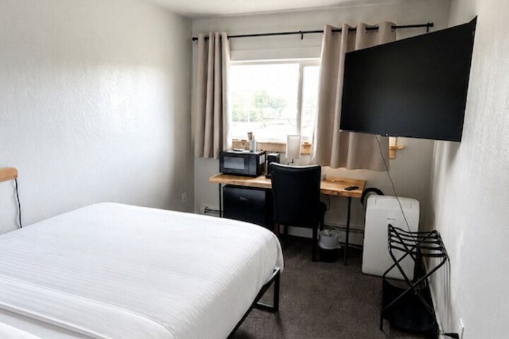 Room 4 of 9