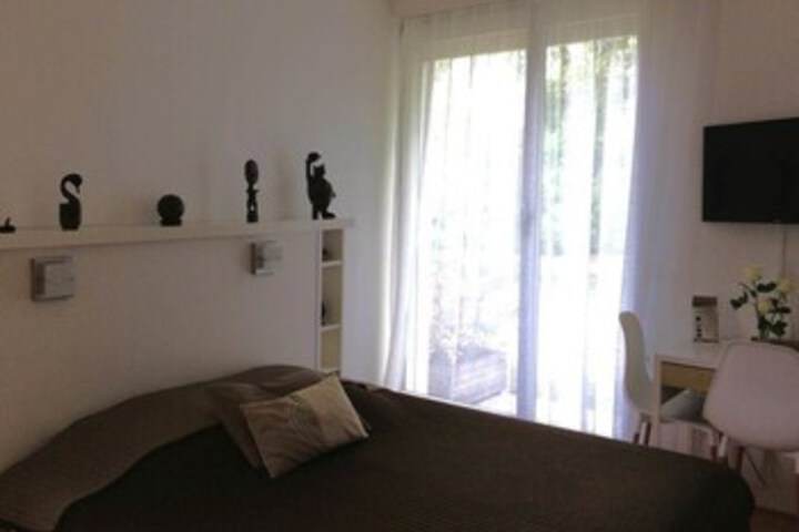 Room 9 of 16