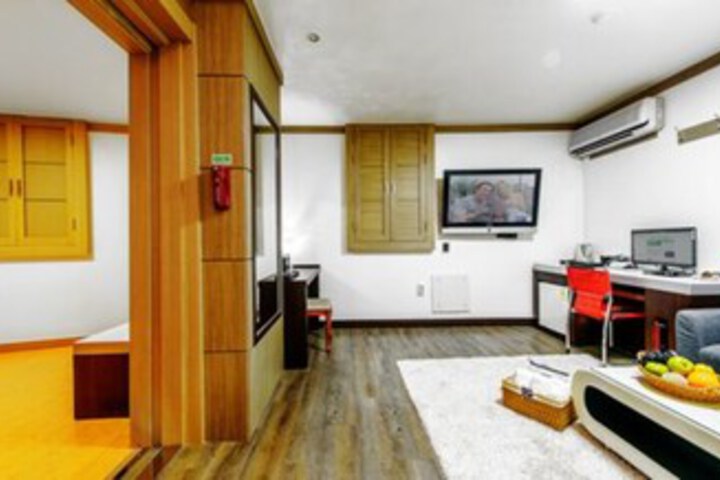 Room 14 of 37