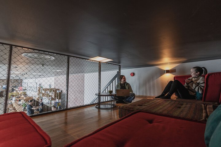 Lounge 43 of 57
