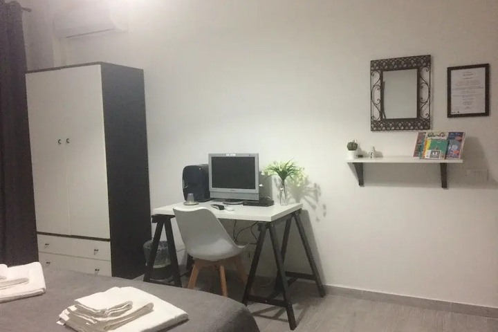 Room 5 of 9