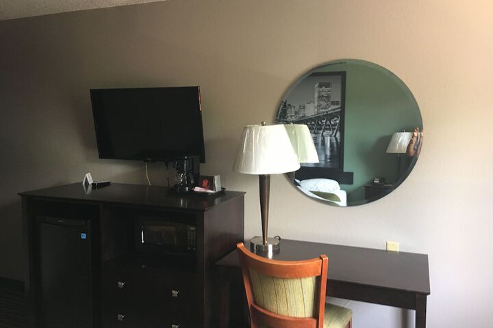 1 King Bed (2 of 15)
