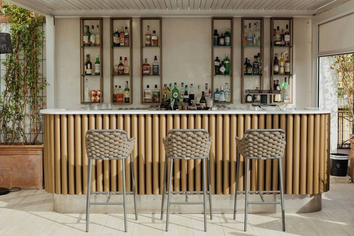 Lounge 92 of 113