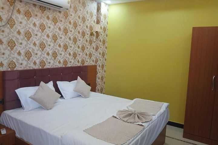 Room 4 of 12
