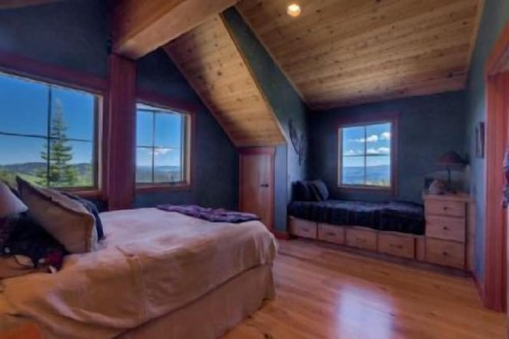 Room 4 of 16