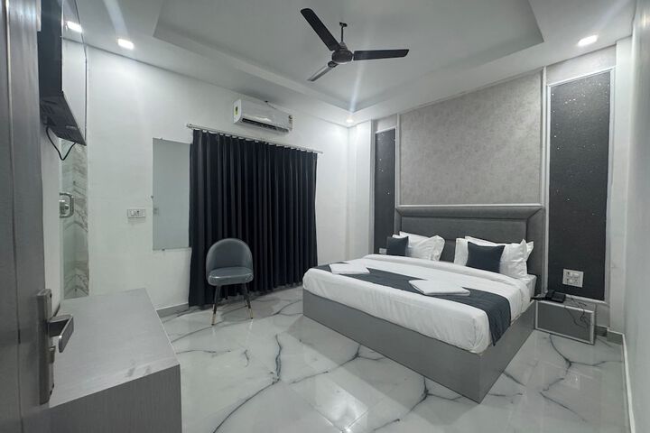 Room 9 of 15