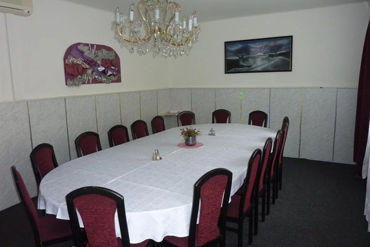 Dining 16 of 19