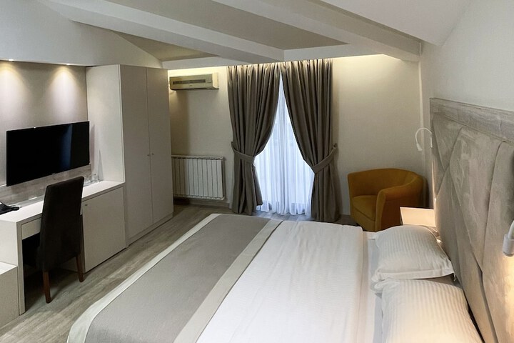Room 9 of 28