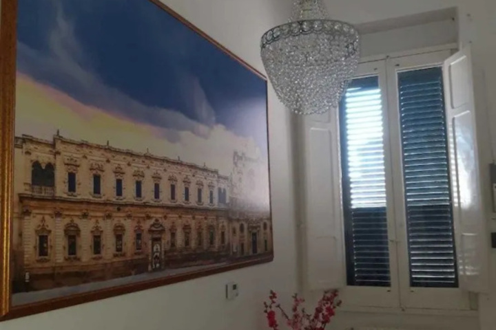 Room 6 of 12