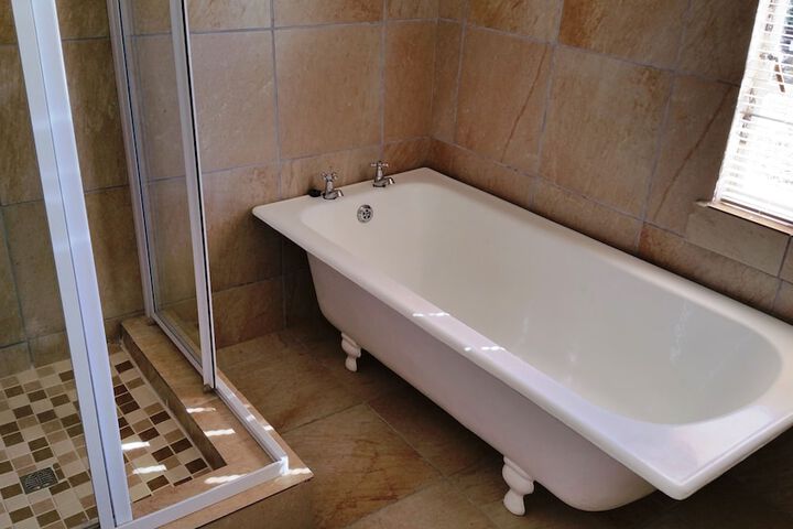 Deep soaking bathtub