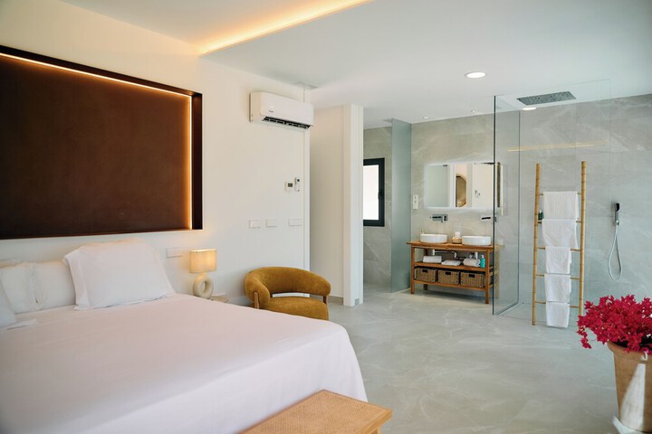 Room 33 of 97
