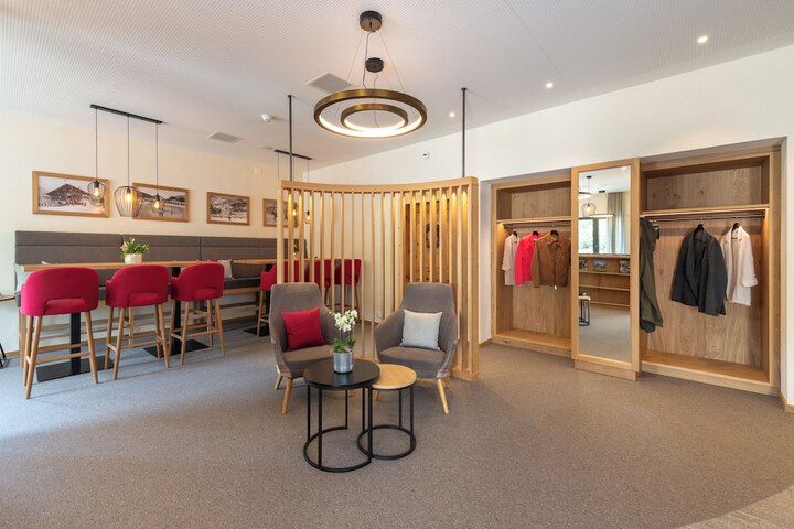 Entrance & Lobby
