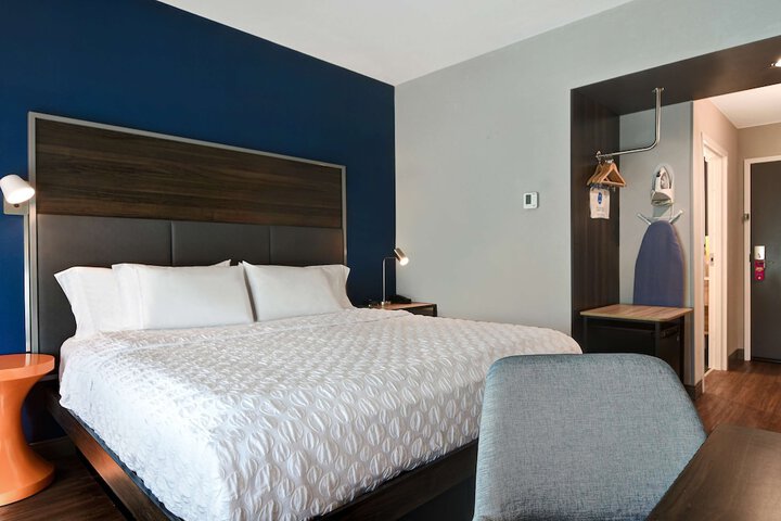 1 King Bed (4 of 7)