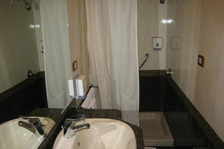 Room 17 of 37