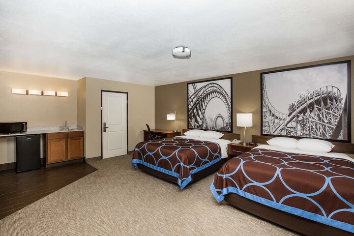 1 Queen Bed (7 of 11)