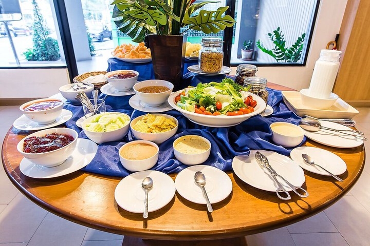 Breakfast/Coffee Service 104 of 123