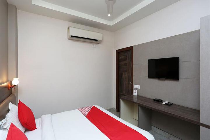 OYO 6688 HOTEL RP GRAND TITANIUM