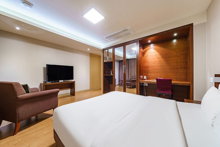 Room 8 of 37
