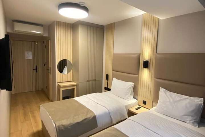 Room 7 of 8
