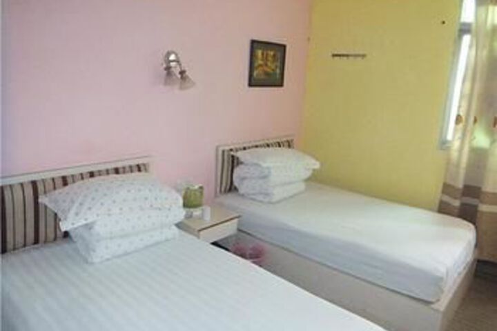 Room 7 of 12