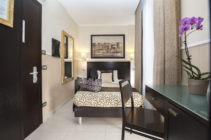 Room 32 of 48