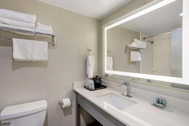 1 King Bed Microwave and Refrigerator WiFi Full Breakfast (7 of 16)