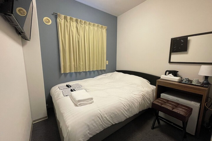 Room 2 of 5