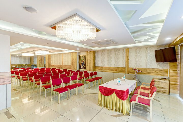 Ballroom/Hall 27 of 31